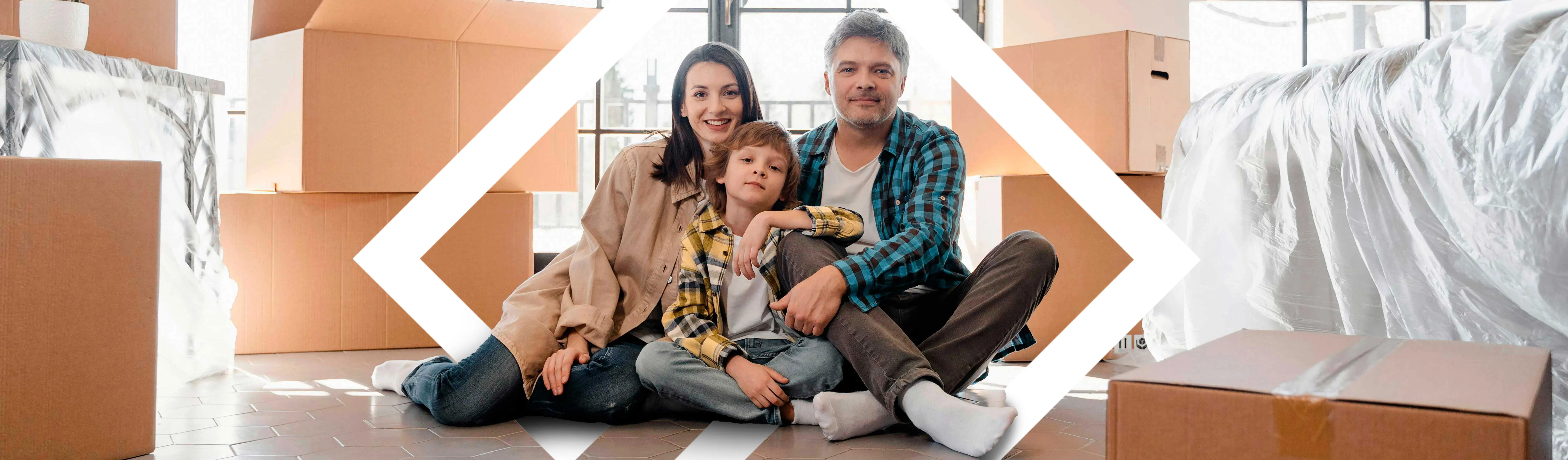 Un padre, una madre y su hijo, felices en su nuevo hogar, con el logo de Arriagada Consultores de fondo y cajas de mudanza alrededor.